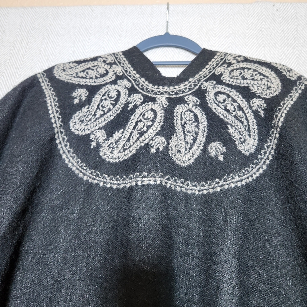 Tasseled Knit Black and White Paisley Poncho One Size - Picture 7 of 8
